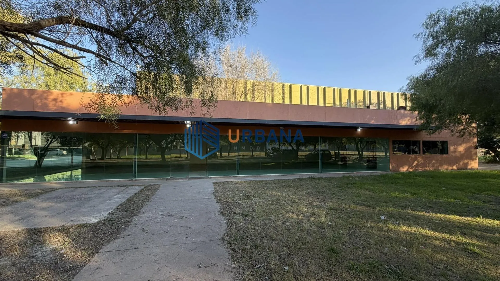 Bar/Comedor en predio Logistico/Industrial zona sur