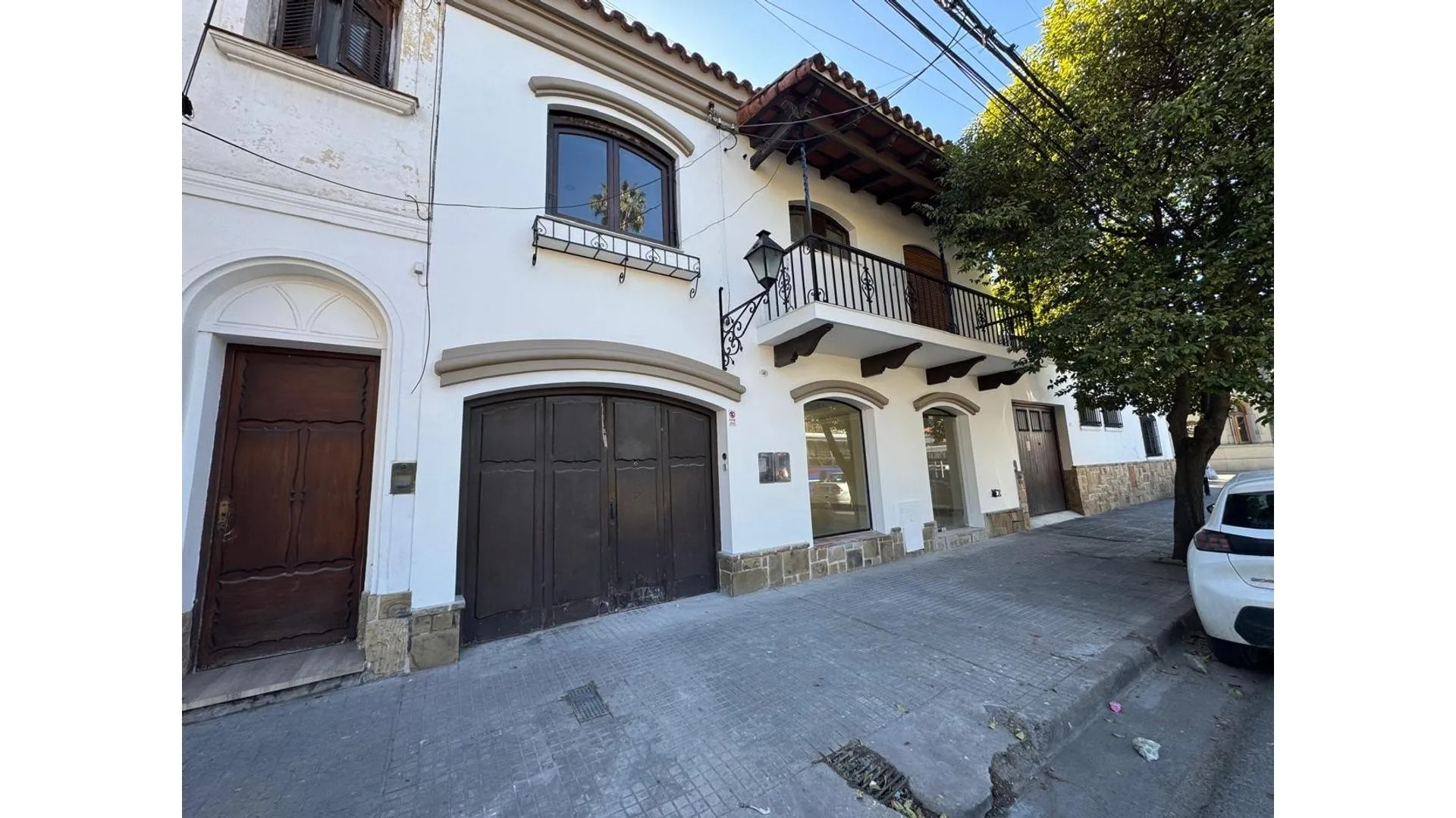 casa con detino comercial frente a la plaza Legislatura
