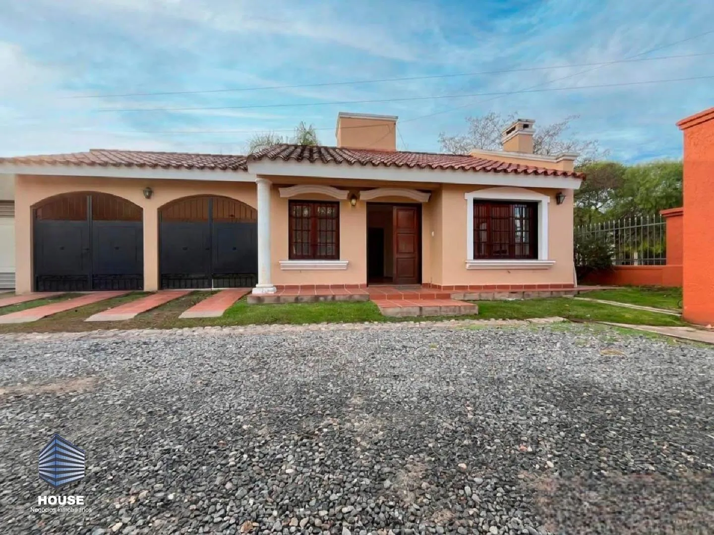 EN VENTA CASA DE 3 DORMITORIOS APTO CRÉDITO EN HOUSING EN BARRIO EL REFUGIO DE A...