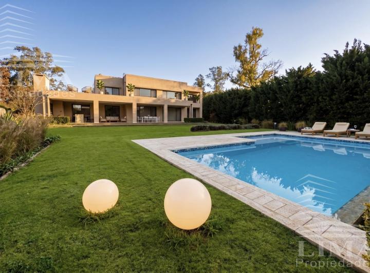 Casa · 354m² · 8 Ambientes · 2 Cocheras