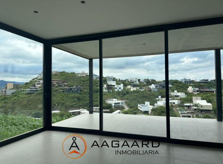 Casa · 280m² · 8 Ambientes · 2 Cocheras