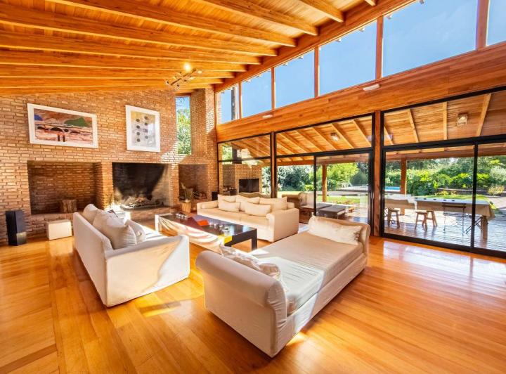 Casa · 800m² · 6 Ambientes · 2 Cocheras