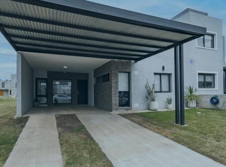 Casa · 140m² · 4 Ambientes · 3 Cocheras