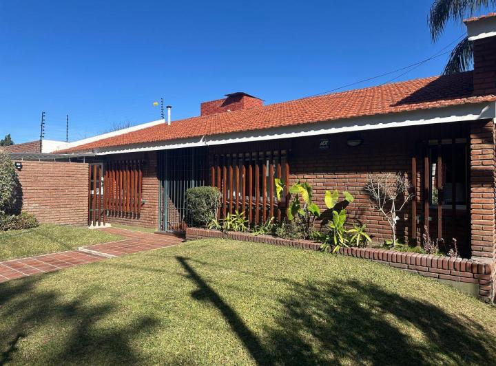 Casa · 270m² · 6 Ambientes · 1 Cochera
