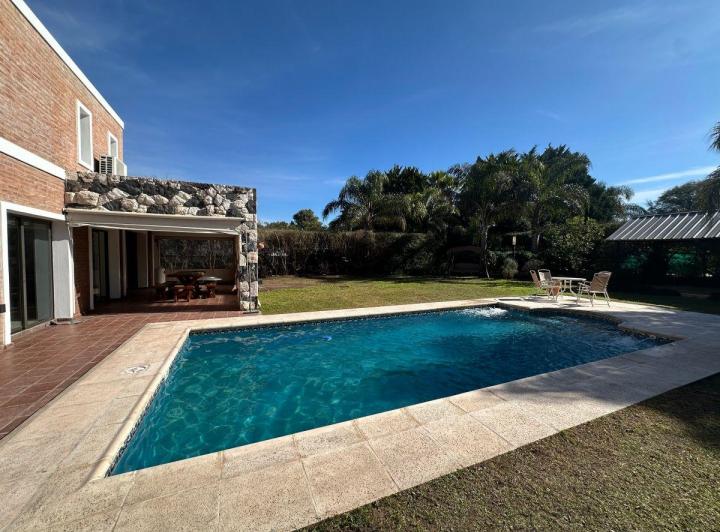 Casa · 270m² · 8 Ambientes · 3 Cocheras