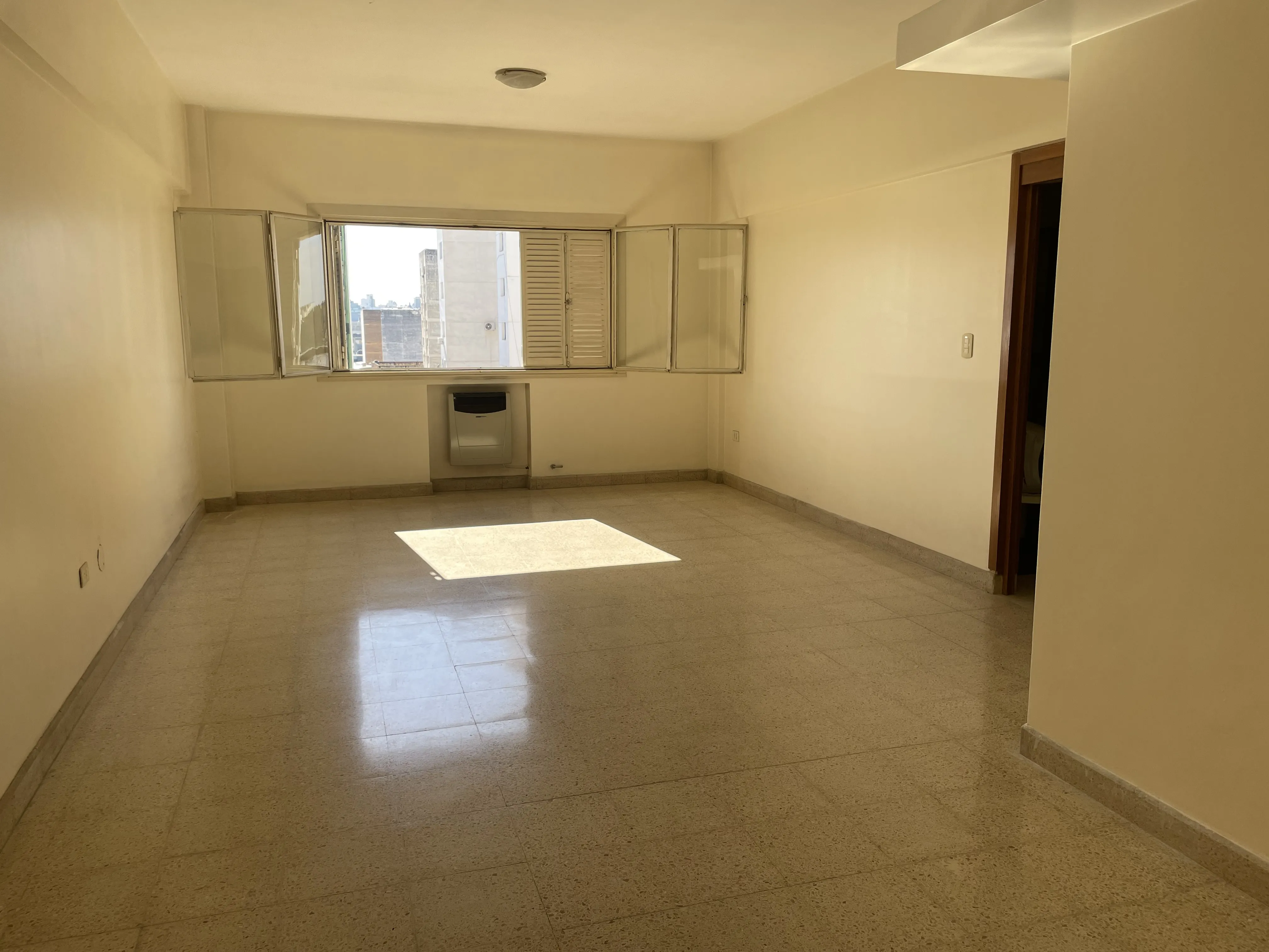 Dueño alquila amplio y luminoso departamento de 2 dormitorios en zona centro