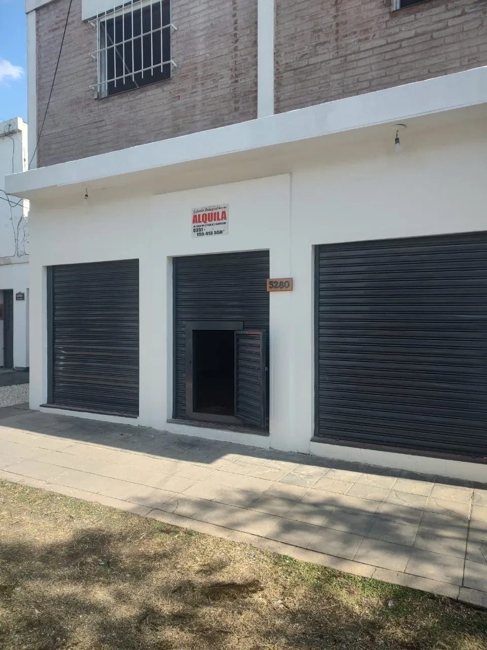 Salon comercial con 3 vidrieras y persinas metálicas