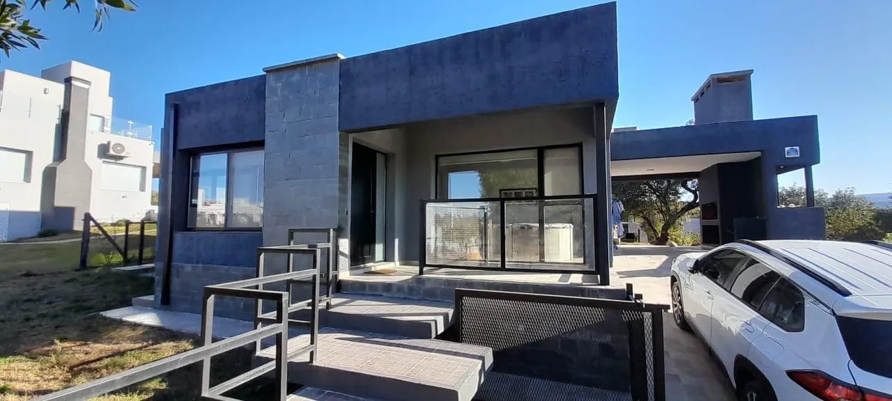 HERMOSA E IMPECABLE CASA AMOBLADA CON PILETA EN TANTI B° CON SEGURIDAD