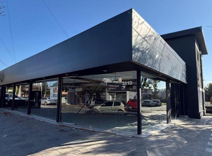 Local comercial · 440m² · 12 Ambientes · 1 Cochera
