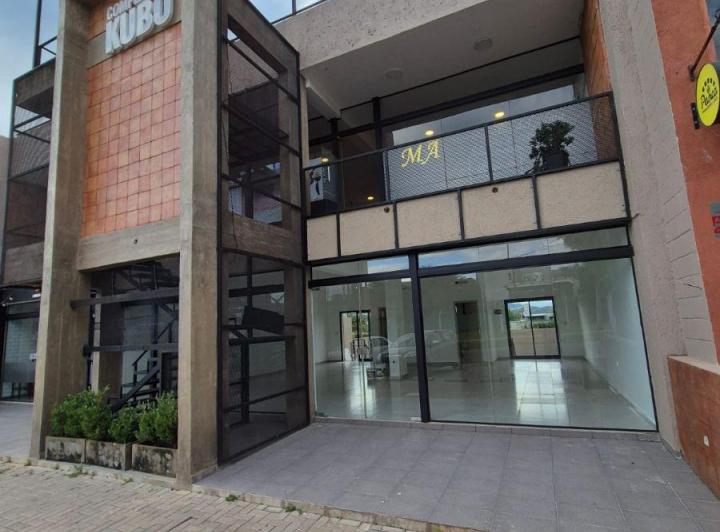 Local comercial · 94m² · 1 Ambiente · 4 Cocheras