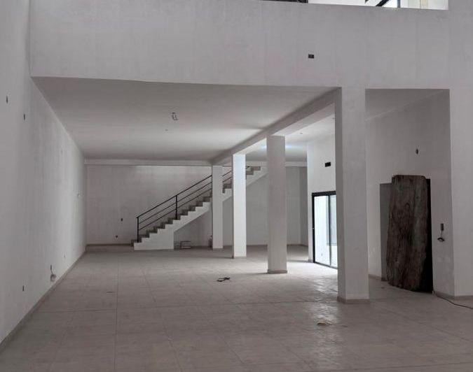 Local comercial · 406m²