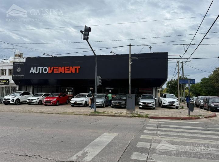 Local comercial · 590m²