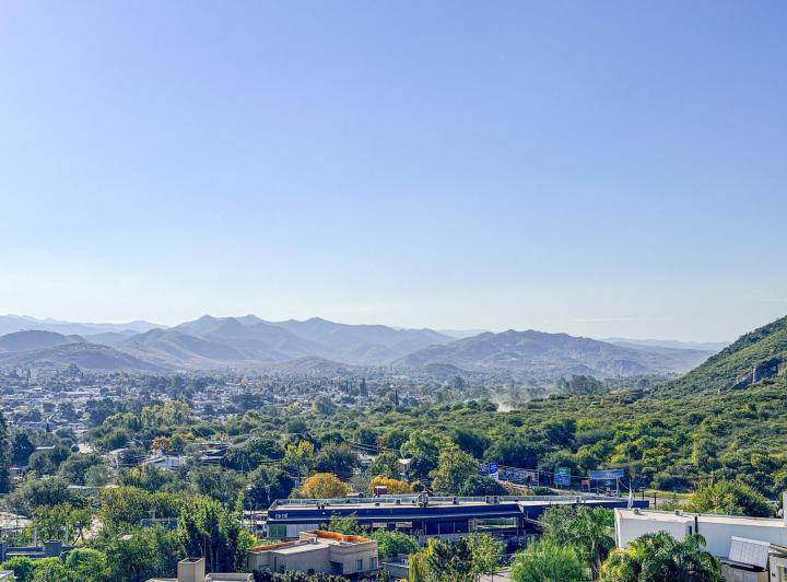 Casa · 220m² · 8 Ambientes · 4 Cocheras