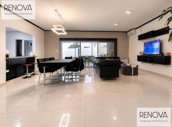 Casa · 300m² · 8 Ambientes