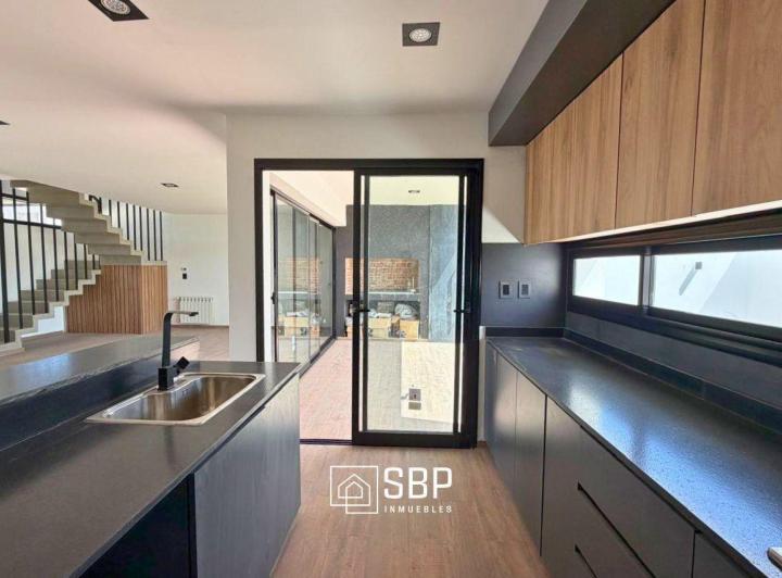 Casa · 159m² · 4 Ambientes · 2 Cocheras