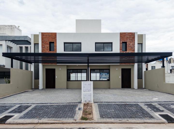 Casa · 144m² · 2 Dormitorios · 2 Cocheras
