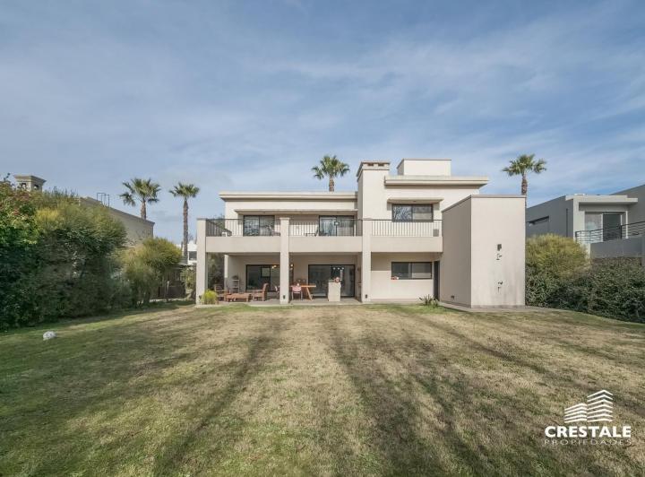 Casa · 210m² · 6 Ambientes · 2 Cocheras