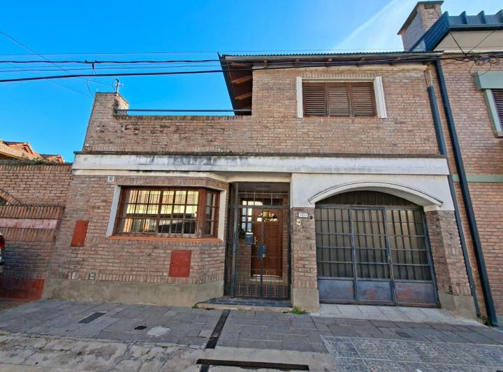 Casa · 218m² · 8 Ambientes · 1 Cochera