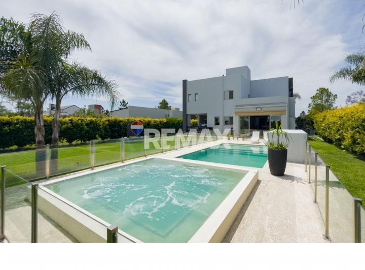 Casa · 186m² · 6 Ambientes · 2 Cocheras