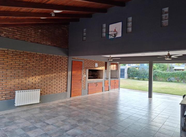 Casa · 179m² · 4 Ambientes · 2 Cocheras