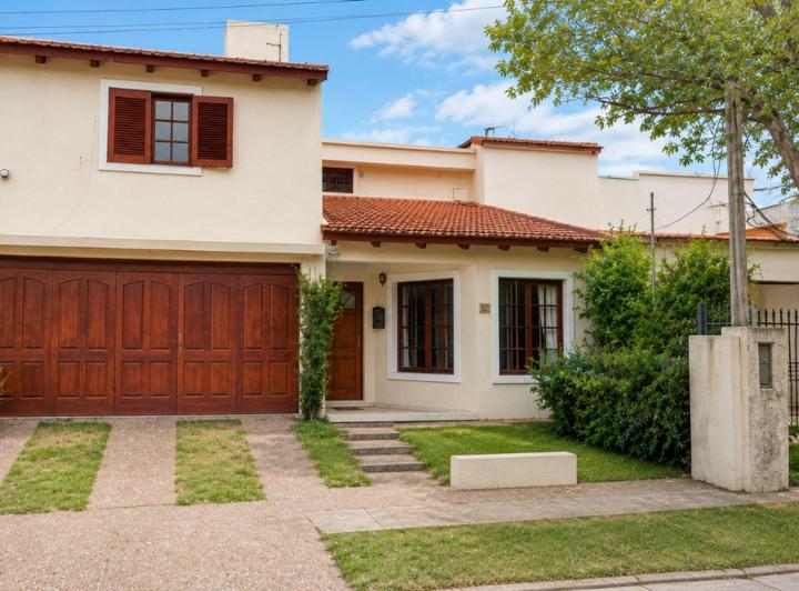 Casa · 263m² · 6 Ambientes · 1 Cochera