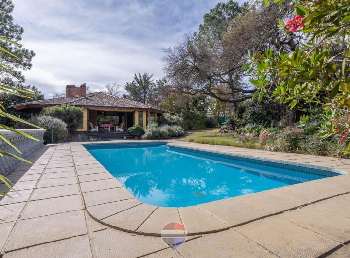 Casa · 300m² · 6 Ambientes · 3 Cocheras
