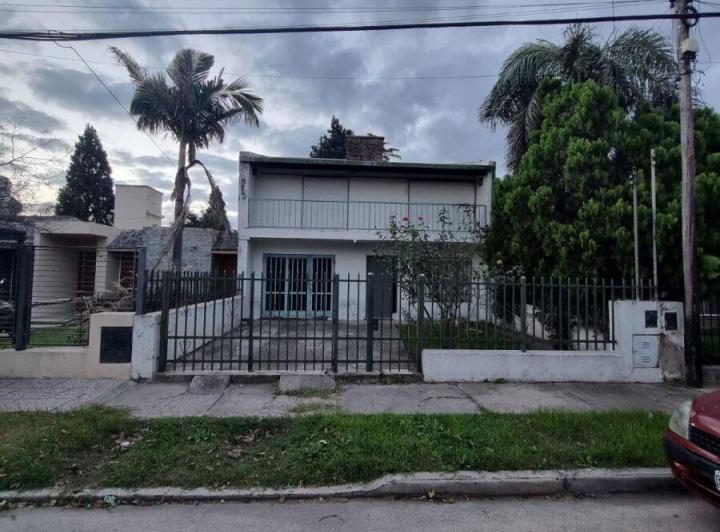 Casa · 246m² · 4 Ambientes · 2 Cocheras