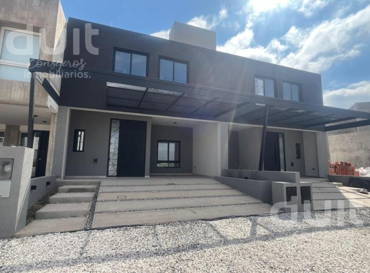Casa · 183m² · 4 Ambientes · 2 Cocheras