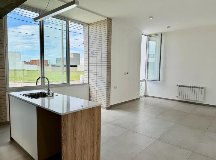 Casa · 140m² · 4 Ambientes · 1 Cochera