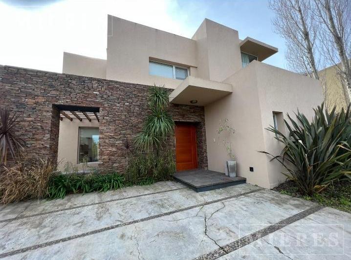 Casa · 270m² · 6 Ambientes