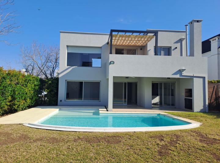 Casa · 200m² · 5 Ambientes · 4 Cocheras