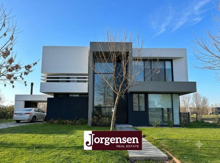 Casa · 200m² · 6 Ambientes · 2 Cocheras