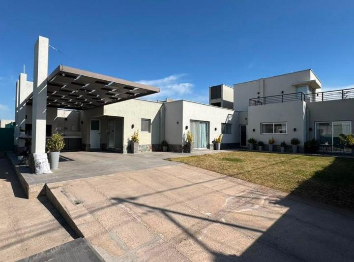 Casa · 223m² · 5 Ambientes · 2 Cocheras