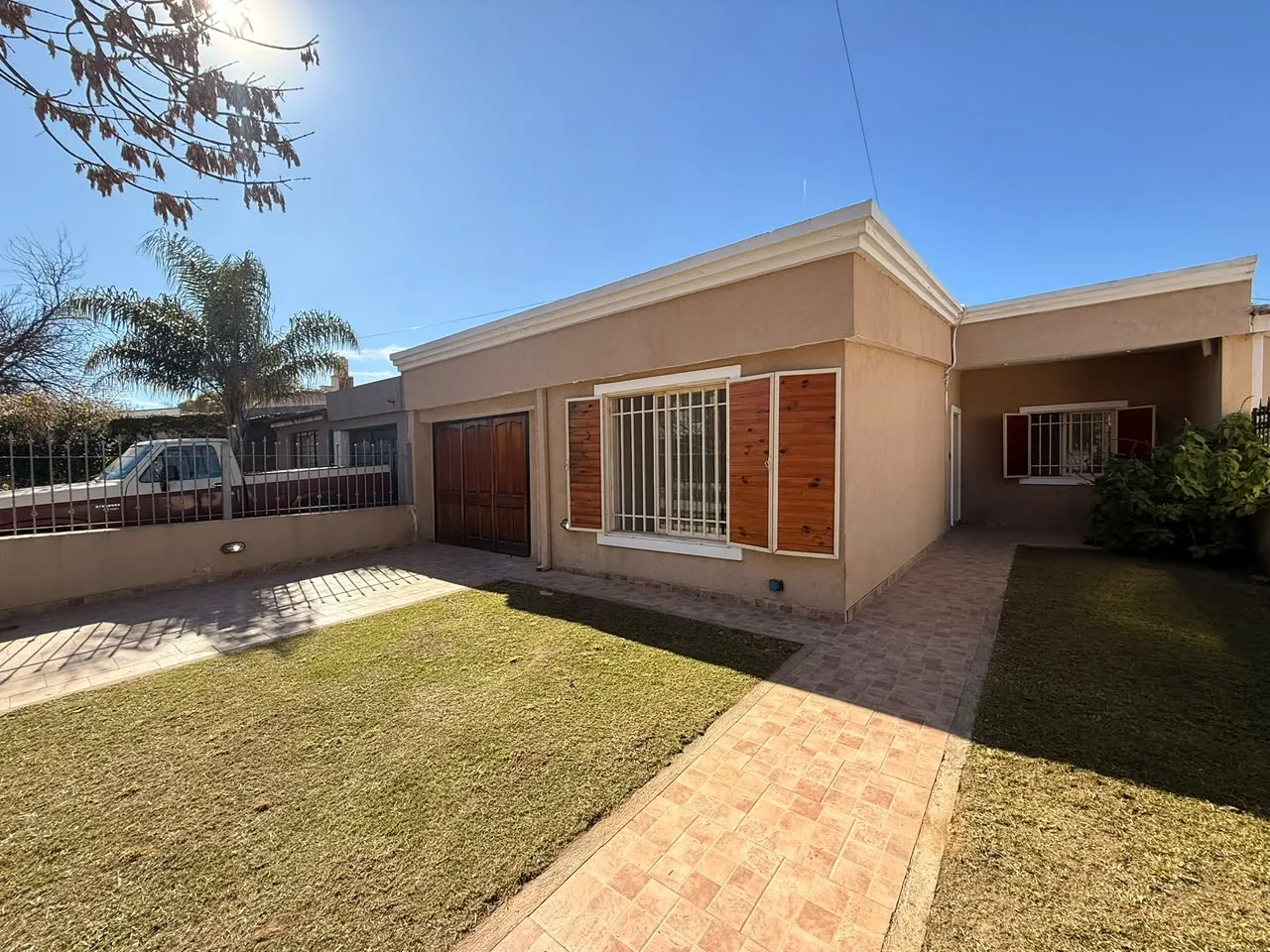 Venta Casa 3 Dorm + Piscina + Cuarto de Guardado en Barrio Quintas de Arguello.