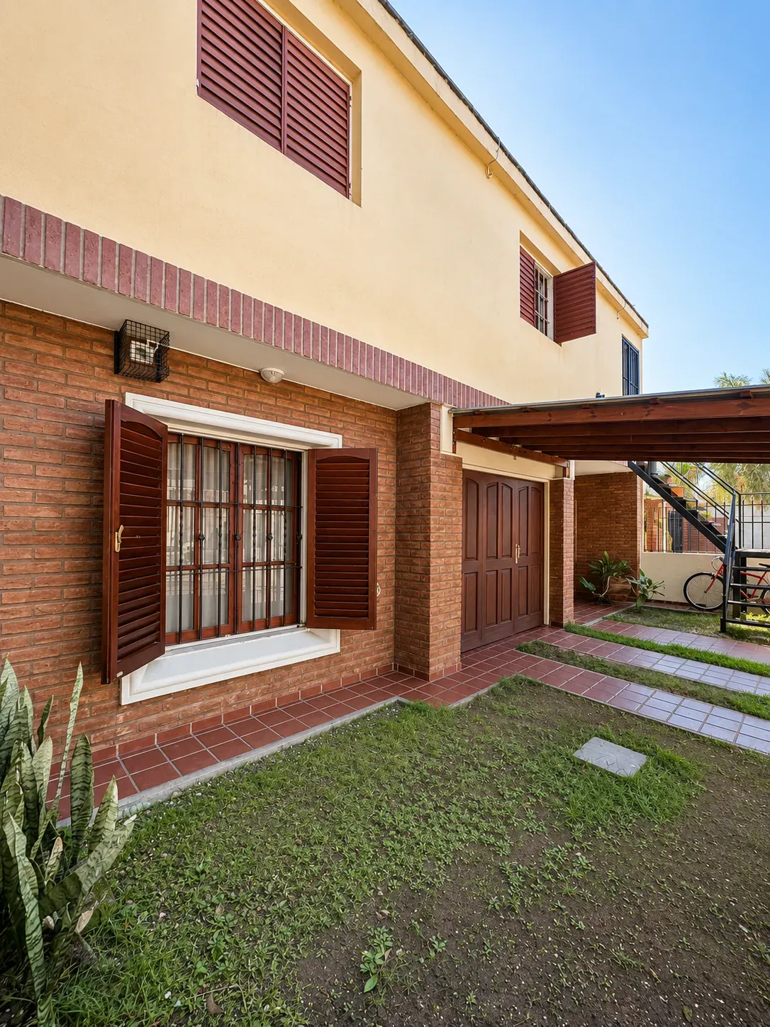 Se VENDE casa de 2 plantas con pileta "APTA CREDITO"