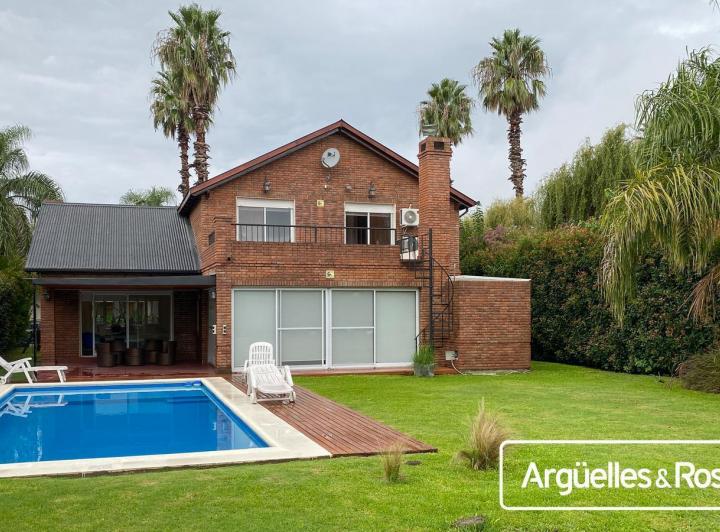 Casa · 200m² · 5 Ambientes · 2 Cocheras