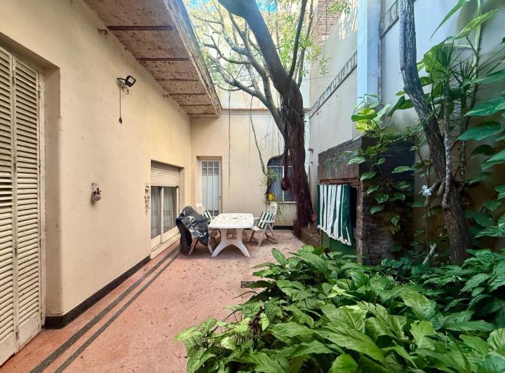 Terreno · 220m² · 6 Ambientes · 1 Cochera