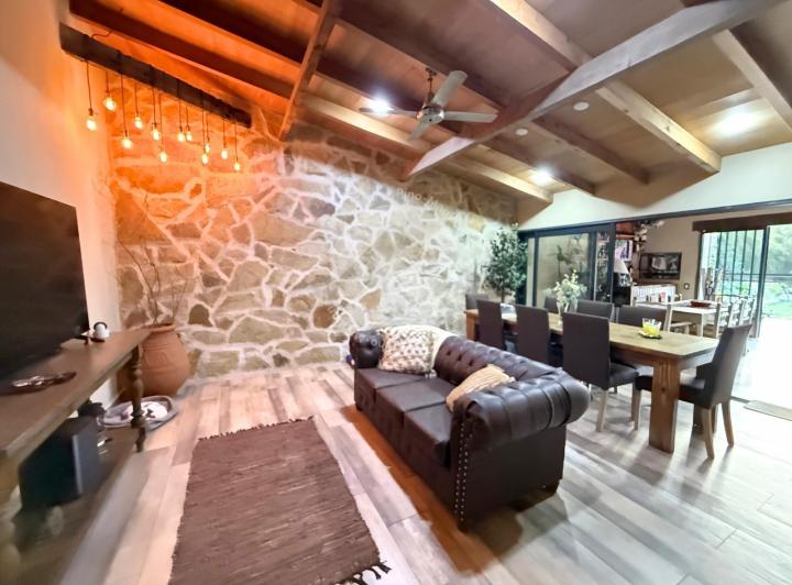 Casa · 241m² · 7 Ambientes · 2 Cocheras
