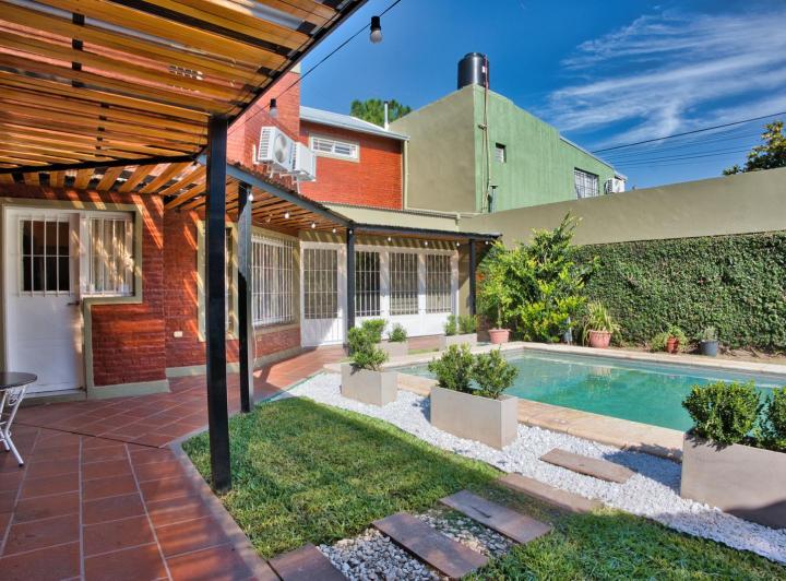 Casa · 200m² · 6 Ambientes · 2 Cocheras