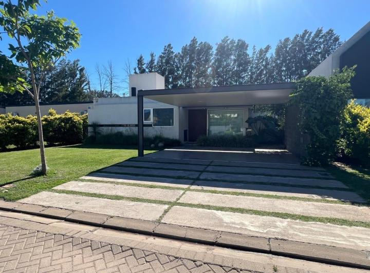 Casa · 249m² · 2 Cocheras