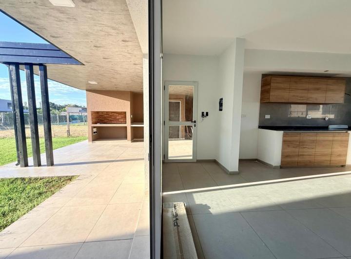 Casa · 110m² · 3 Ambientes · 3 Cocheras