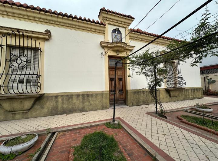 Casa · 233m² · 5 Ambientes · 3 Cocheras