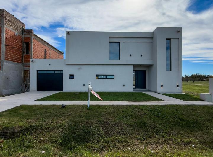 Casa · 235m² · 4 Ambientes · 2 Cocheras
