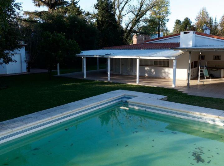 Casa · 210m² · 8 Ambientes · 3 Cocheras
