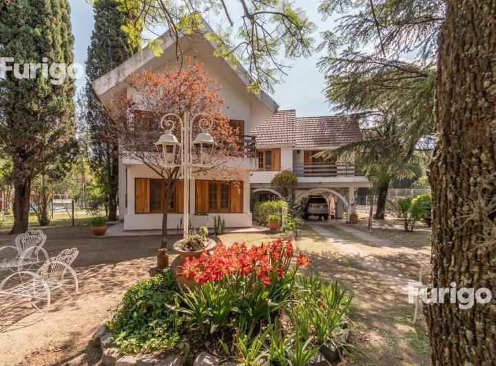 Casa · 425m² · 3 Cocheras