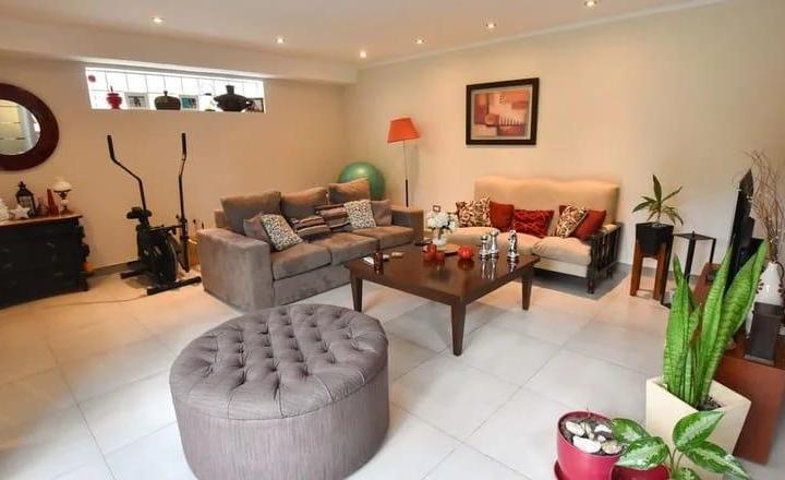 Casa · 291m² · 8 Ambientes · 1 Cochera