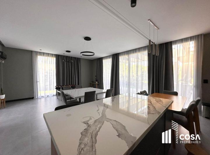 Casa · 265m² · 6 Ambientes · 2 Cocheras