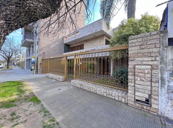 Casa · 300m² · 9 Ambientes · 3 Cocheras
