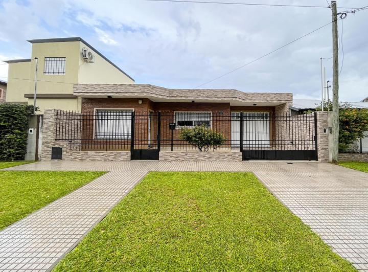Casa · 140m² · 4 Ambientes · 2 Cocheras