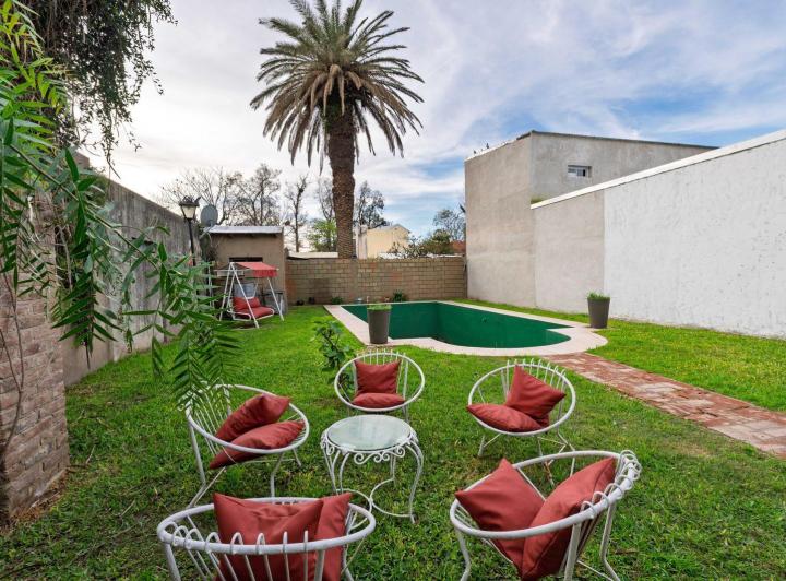 Casa · 200m² · 9 Ambientes · 3 Cocheras